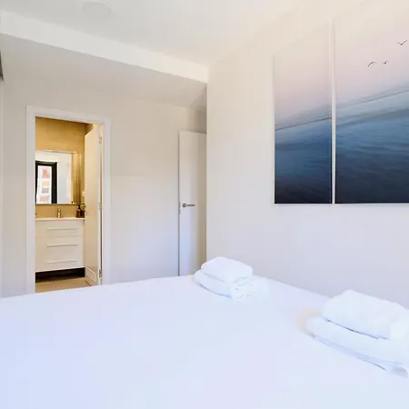 Brand New 2br With Auto Check-in דירה *